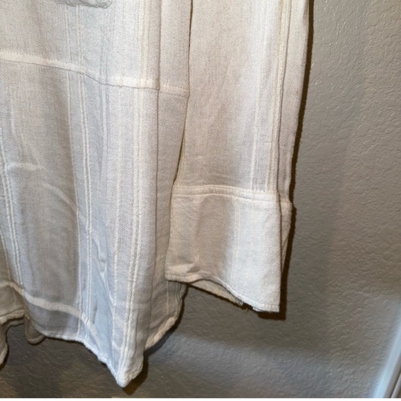 Free People - Long, button-up, collared, oversized top. Off white/cream. Large - Picture 2 of 6